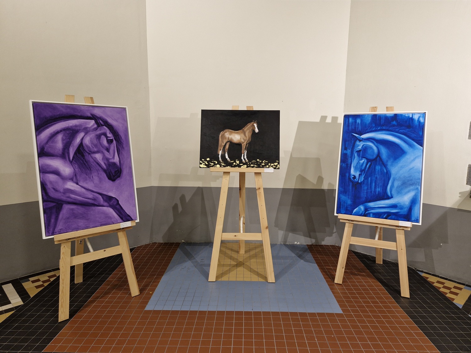 Blauwe paardenschilderijen op de piano